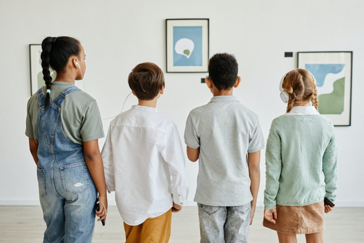 kids-using-audio-guide-in-art-gallery.jpg