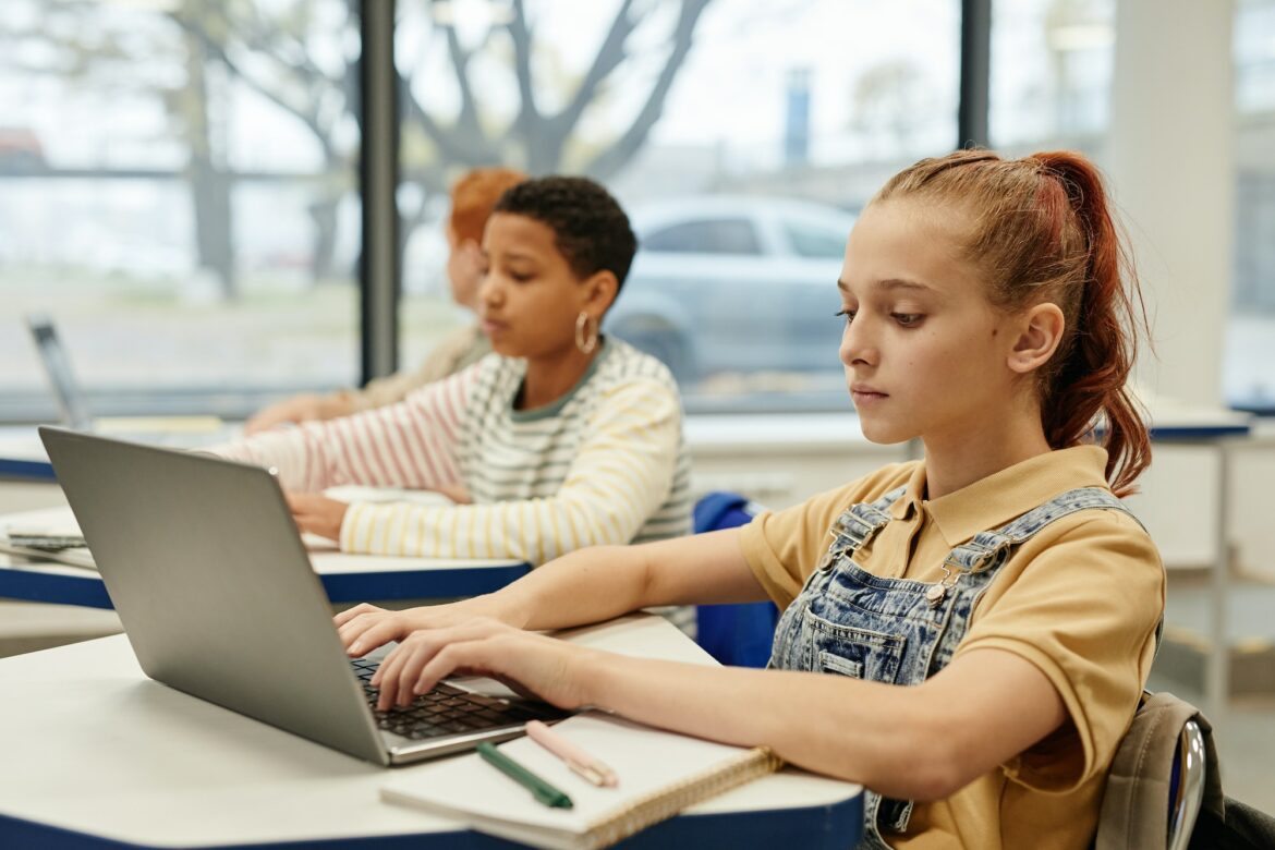 kids-using-laptops-in-class.jpg