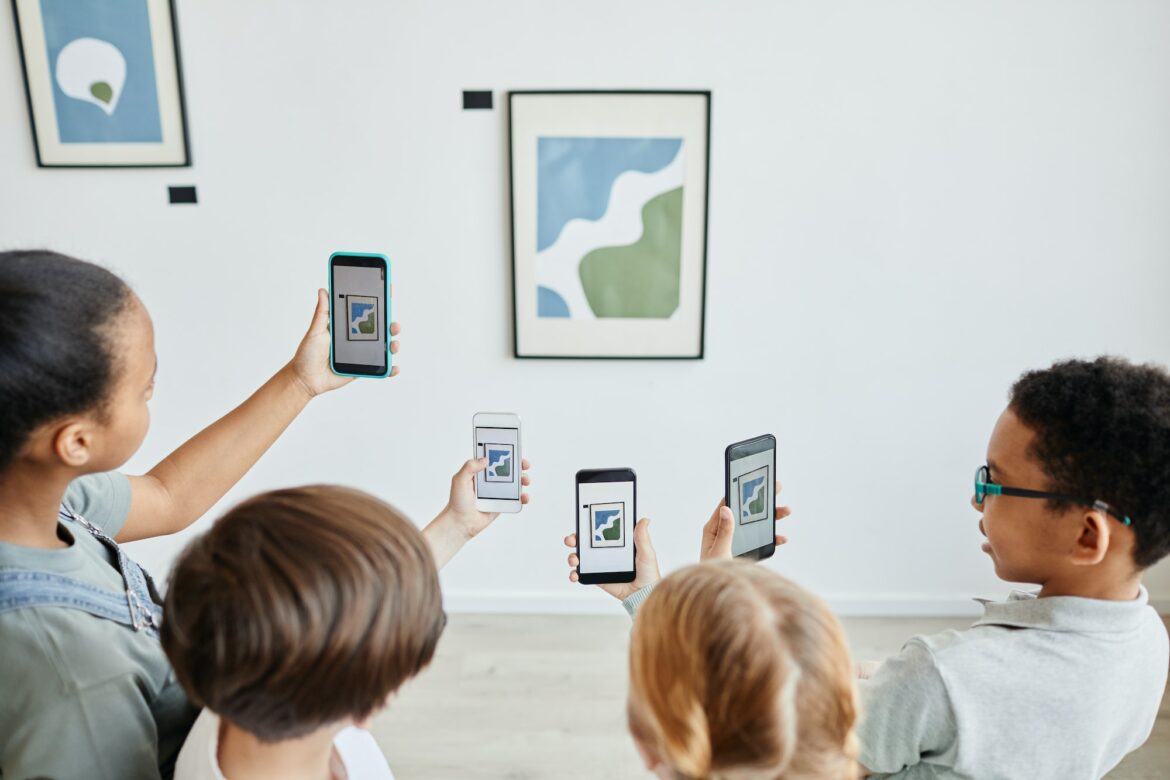 kids-using-smartphones-in-art-gallery.jpg